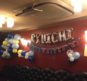 "RYUICHI"と壁にバルーンサプライズ